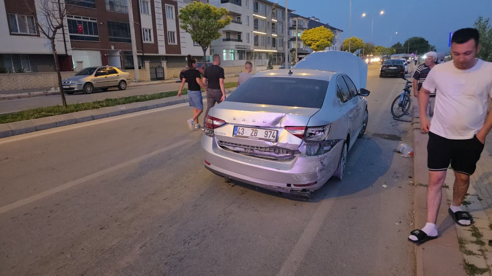 Kütahya’da Iki Otomobil Çarpıştı, Sürücü Yaralı (2)