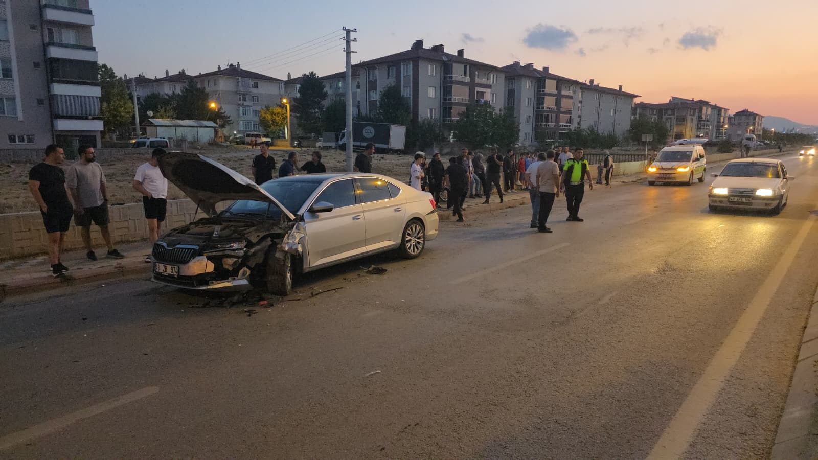 Kütahya’da Iki Otomobil Çarpıştı, Sürücü Yaralı (4)