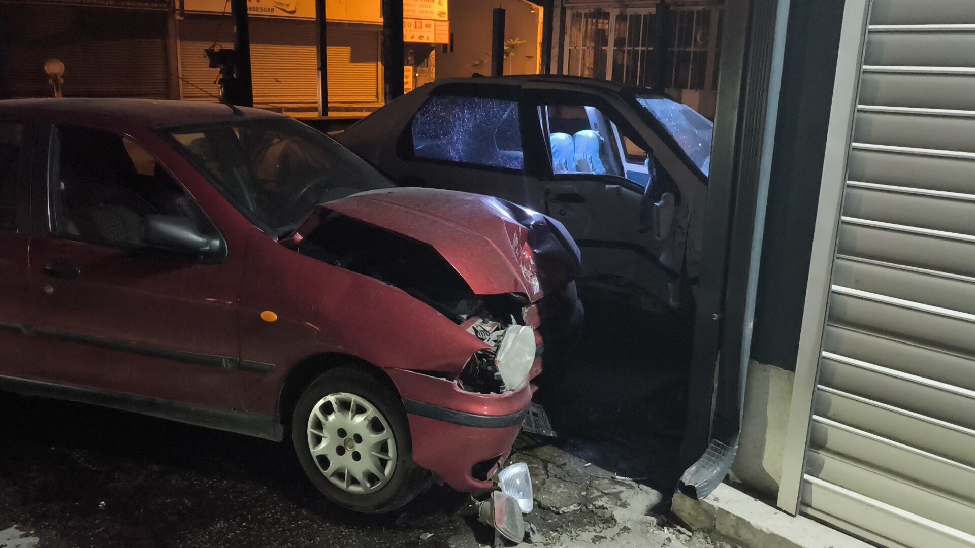 Kütahya’da Iki Otomobil Çarpıştı, Sürücüler Yaralı (1)-1
