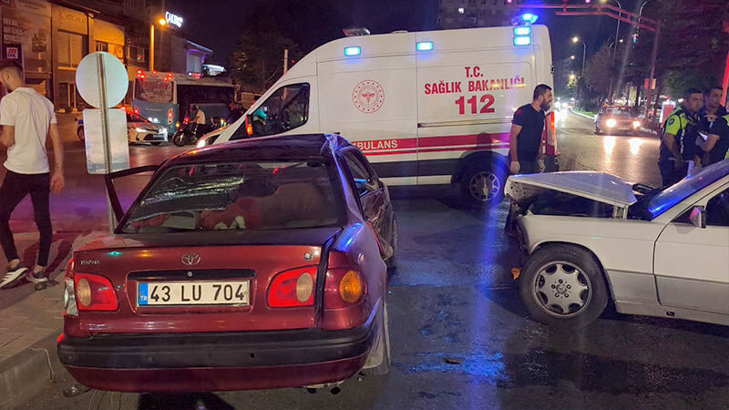 Kütahya’da Iki Otomobil Çarpıştı, Sürücüler Yaralı (3)