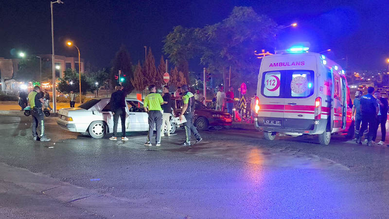Kütahya’da Iki Otomobil Çarpıştı, Sürücüler Yaralı (4)