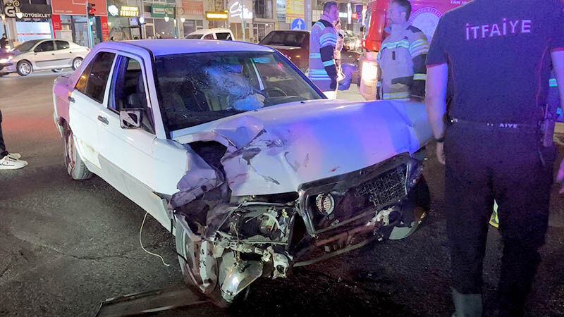 Kütahya’da Iki Otomobil Çarpıştı, Sürücüler Yaralı (5)