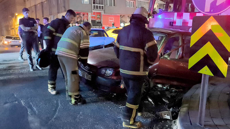 Kütahya’da Iki Otomobil Çarpıştı, Sürücüler Yaralı (6)