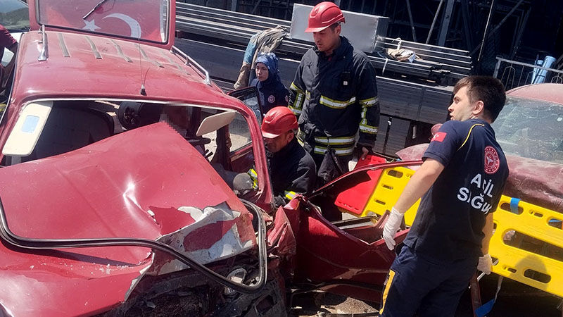 Kütahya'da Iki Otomobil Kafa Kafaya Çarpıştı, Ölü Ve Yaralı Var (3)-1
