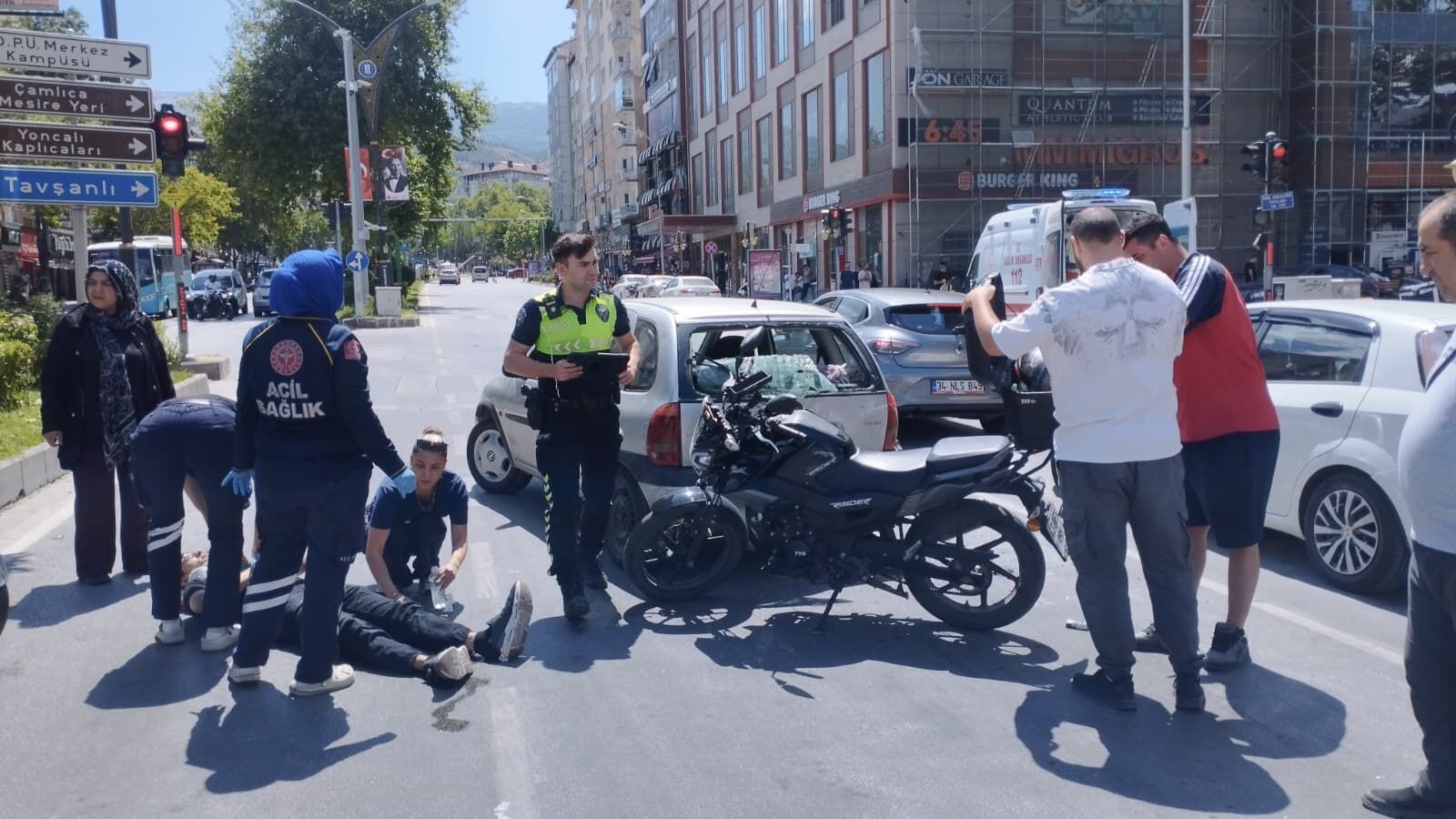 Kütahya’da Motosiklet Otomobile Çarptı, Sürücü Yaralı (2)-1