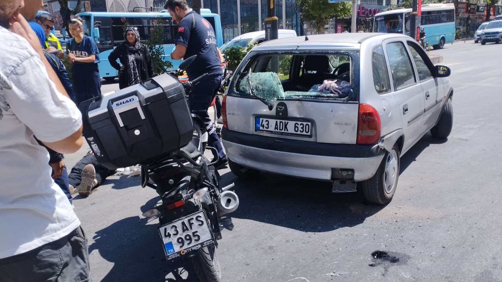 Kütahya’da Motosiklet Otomobile Çarptı, Sürücü Yaralı (3)