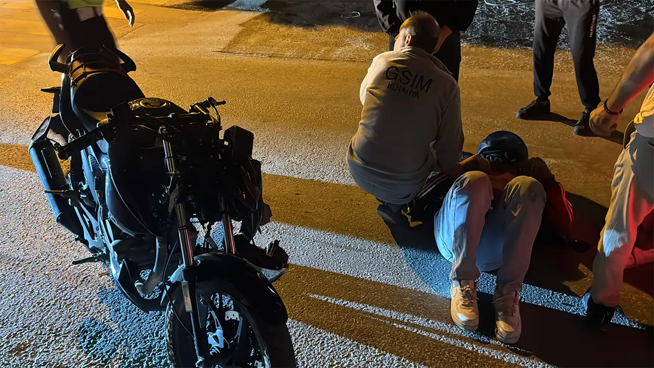 Kütahya’da Motosiklet Otomobile Çarptı, Sürücü Yaralı4