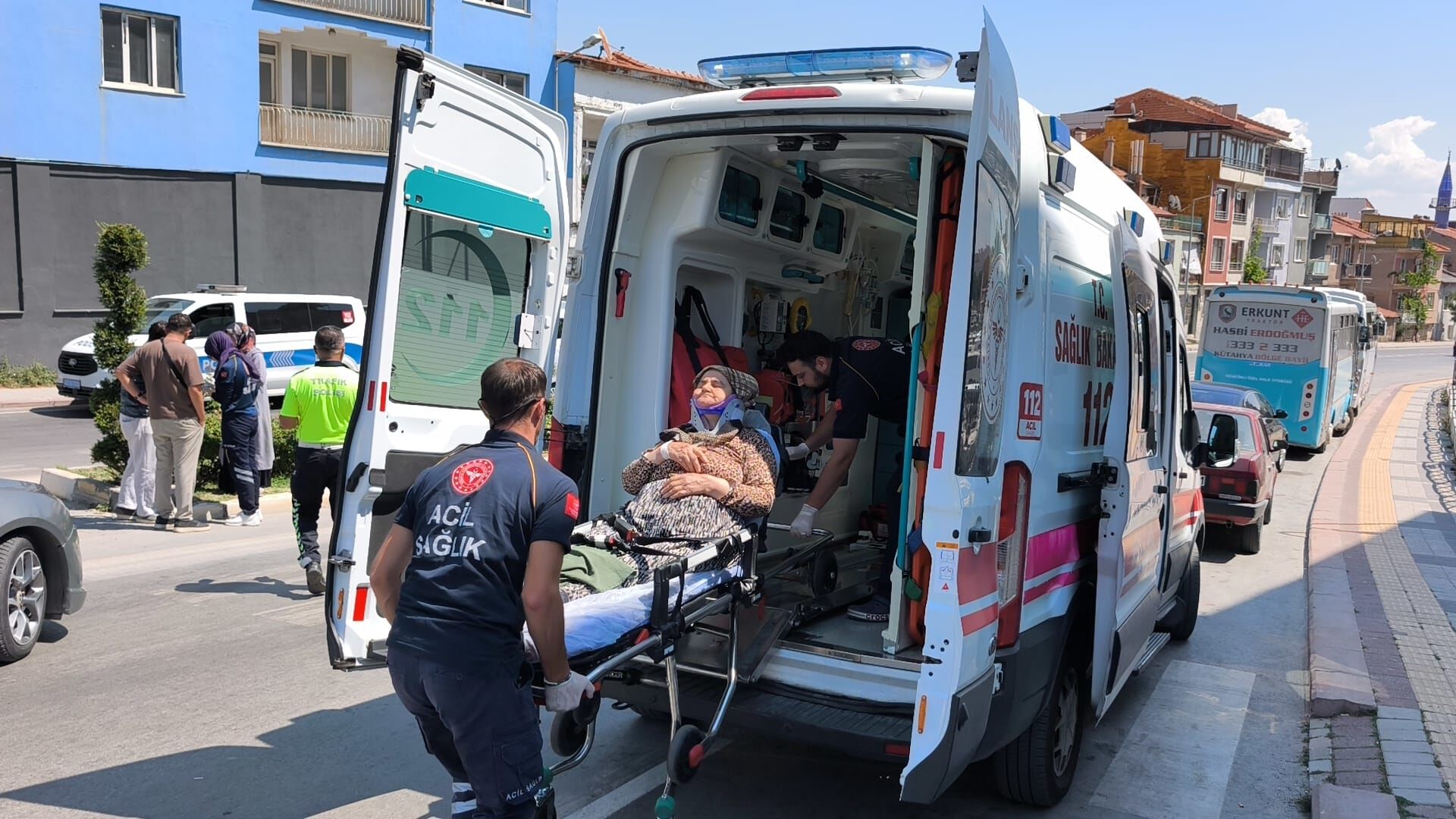 Kütahya’da Motosiklet Yayaya Çarptı, 2 Yaralı (1)
