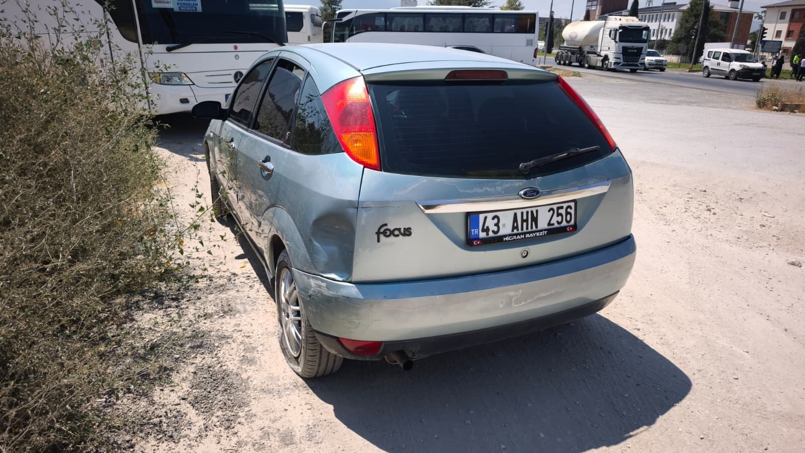 Kütahya’da Motosikletli Kırmızı Işıkta Bekleyen Otomobile Çarptı (1)