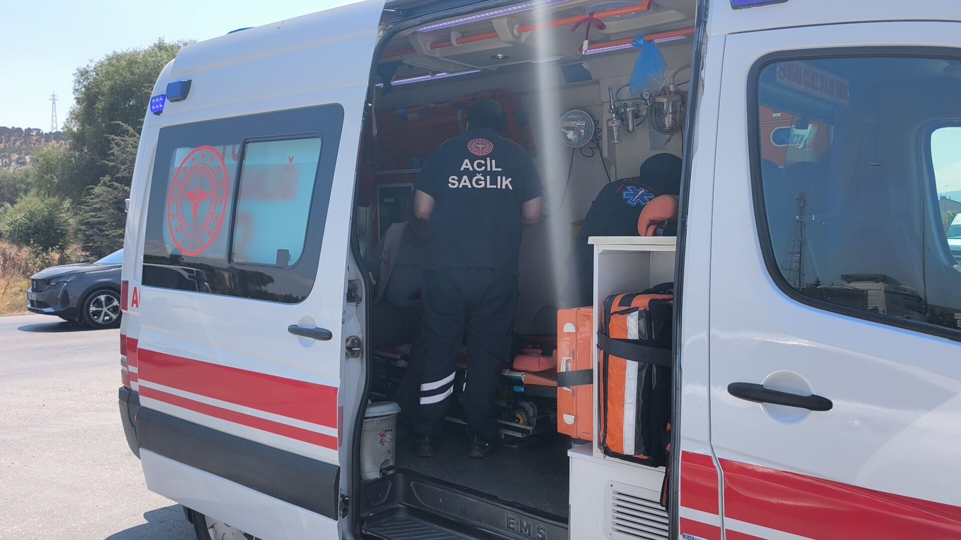 Kütahya’da Motosikletli Kırmızı Işıkta Bekleyen Otomobile Çarptı (3)