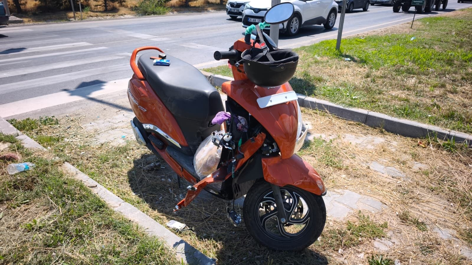 Kütahya’da Motosikletli Kırmızı Işıkta Bekleyen Otomobile Çarptı (5)