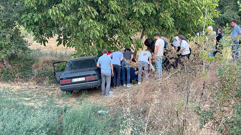 Kütahya'da Otomobil Ağaca Çarptı, Yaralılar Var (4)