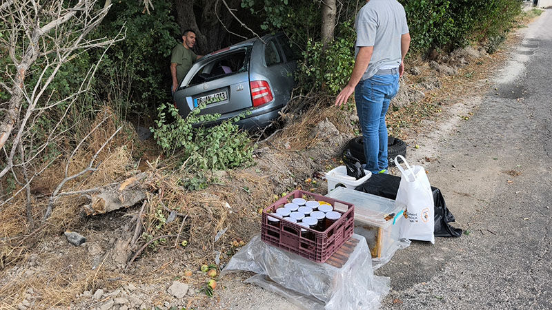 Kütahya'da Otomobil Ağaçlık Alana Çarptı, Sürücü Yaralı (4)