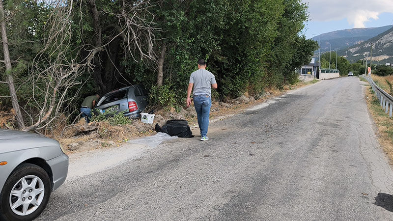Kütahya'da Otomobil Ağaçlık Alana Çarptı, Sürücü Yaralı (5)