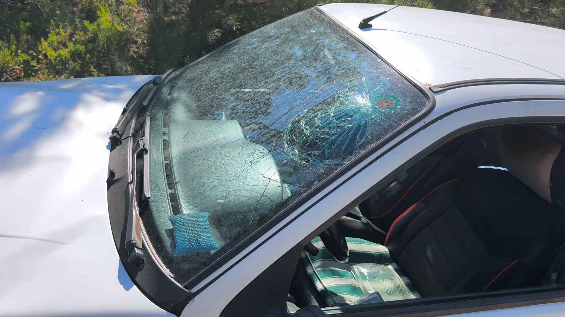 Kütahya’da Otomobil Elektrik Direğine Çarptı, Sürücü Yaralı (1)