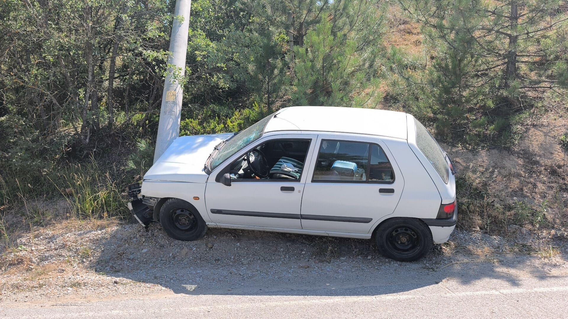 Kütahya’da Otomobil Elektrik Direğine Çarptı, Sürücü Yaralı (5)