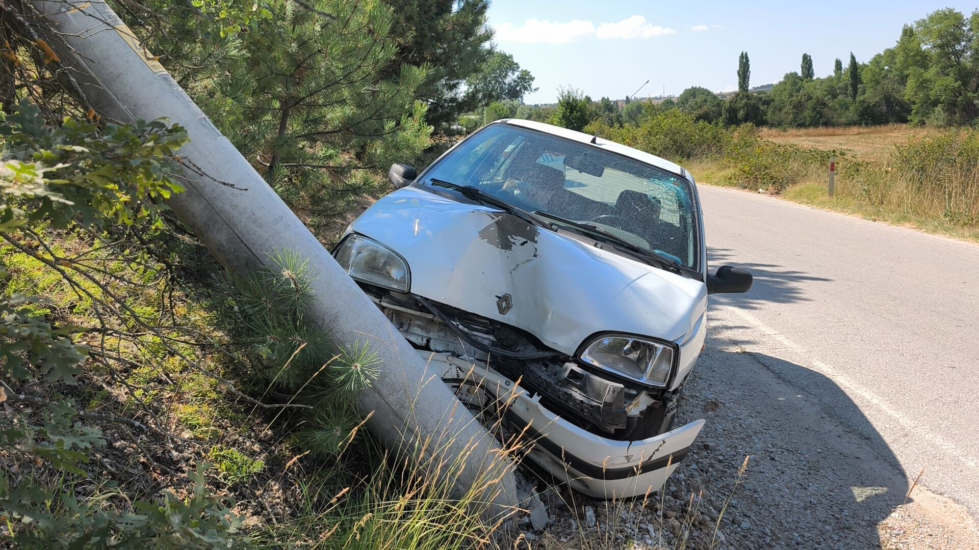 Kütahya’da Otomobil Elektrik Direğine Çarptı, Sürücü Yaralı (6)