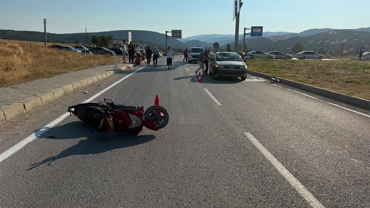 Kütahya'da Otomobil Elektrikli Bisiklete Çarptı, 1 Ölü5