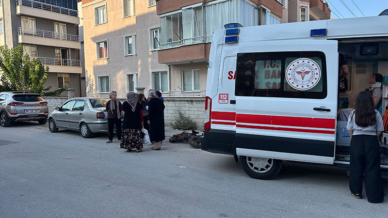 Kütahya’da Otomobil Elektrikli Bisiklete Çarptı, 2 Yaralı (2)-1