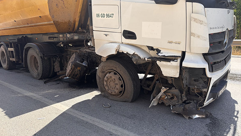 Kütahya'da Otomobil Ile Hafriyat Kamyonu Çarpıştı, Yaralılar Var (5)