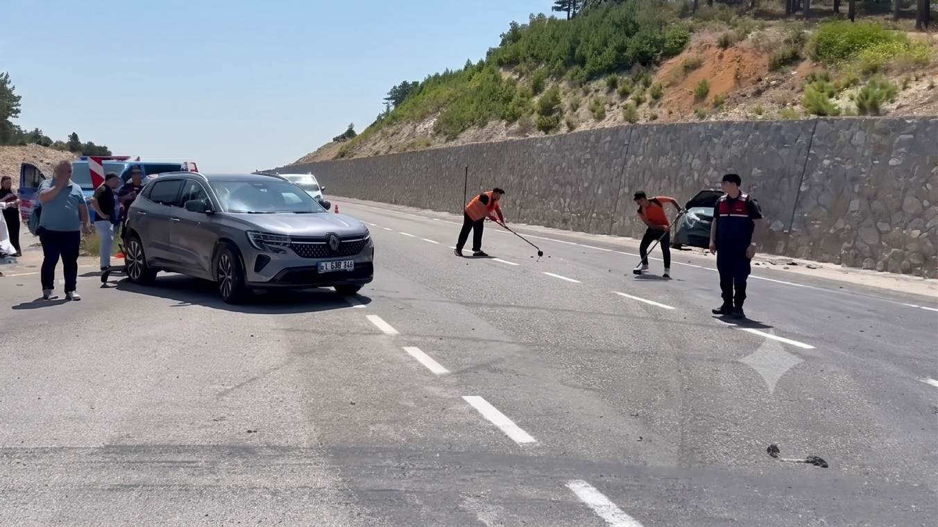 Kütahya'da Otomobilin Motosiklete Çarpma Anı Araç Kamerasında (2)