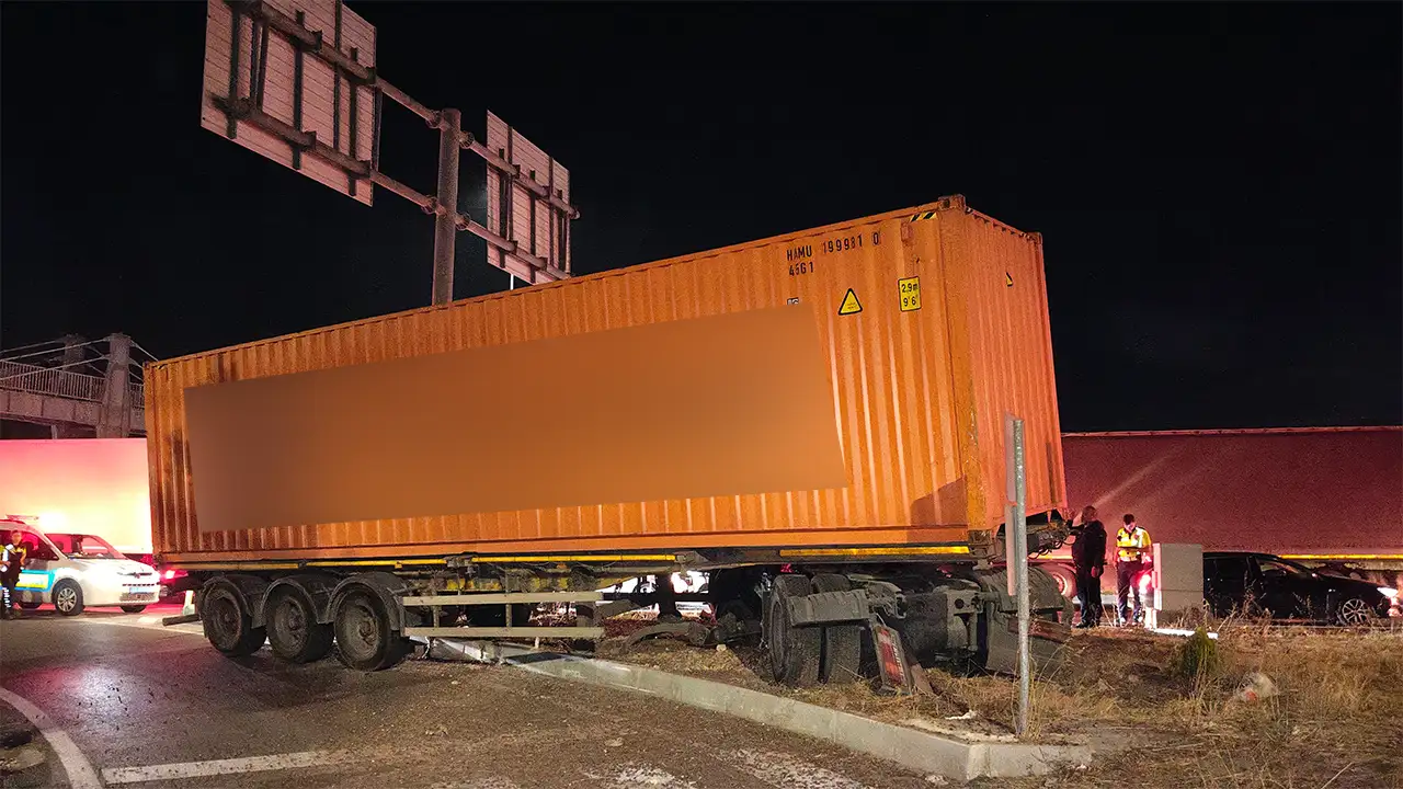 Kütahya'da Refüje Çarpan Tırın Sürücüsü Yaralandı4