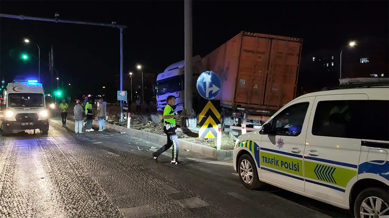 Kütahya'da Refüje Çarpan Tırın Sürücüsü Yaralandı5