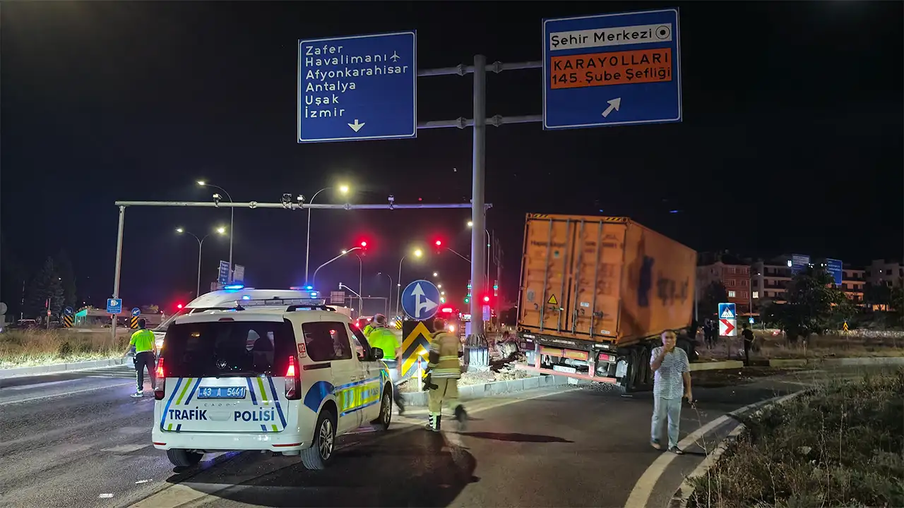 Kütahya'da Refüje Çarpan Tırın Sürücüsü Yaralandı6