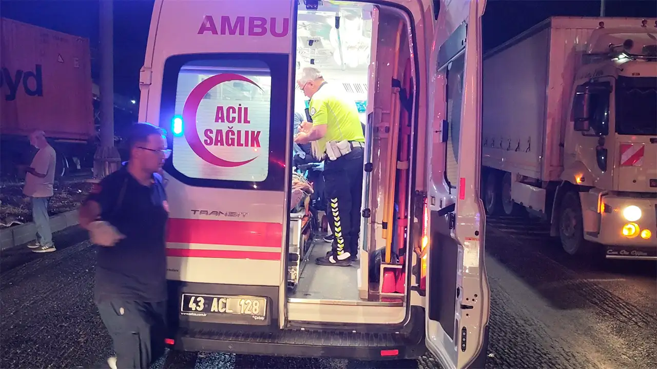 Kütahya'da Refüje Çarpan Tırın Sürücüsü Yaralandı7
