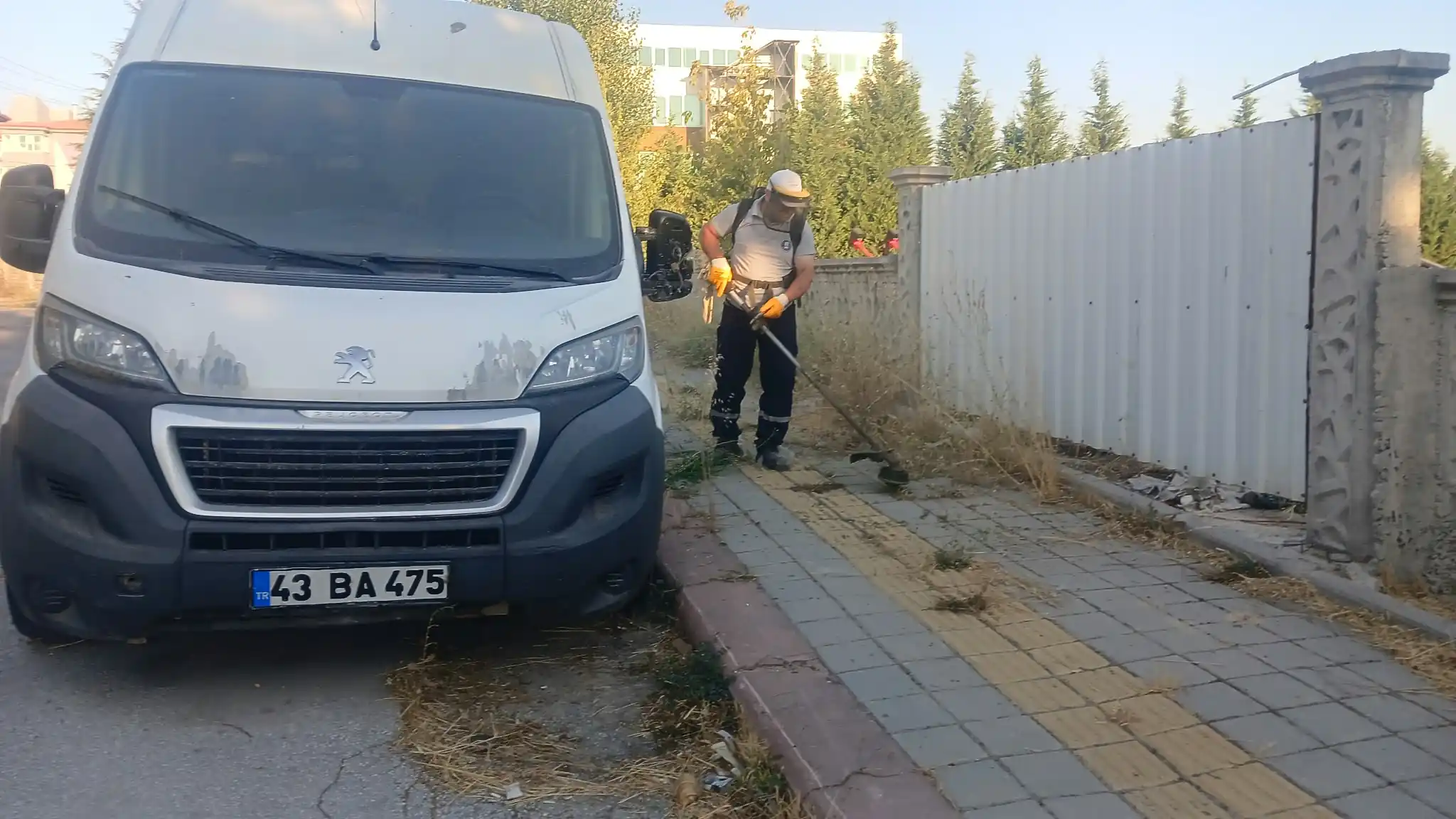 Kütahya’da Temizlik Ekiplerinden Ot Temizliği 1