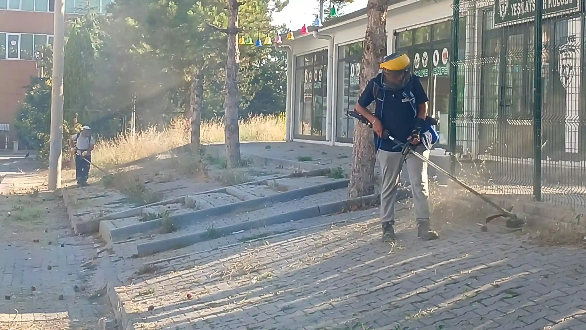 Kütahya’da Temizlik Ekiplerinden Ot Temizliği 3
