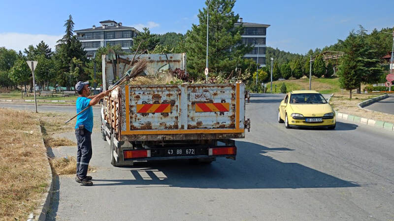 Kütahya’da Yunus Emre Mahallesi’nde Ot Biçimi Ve Temizlik Çalışmaları (2)