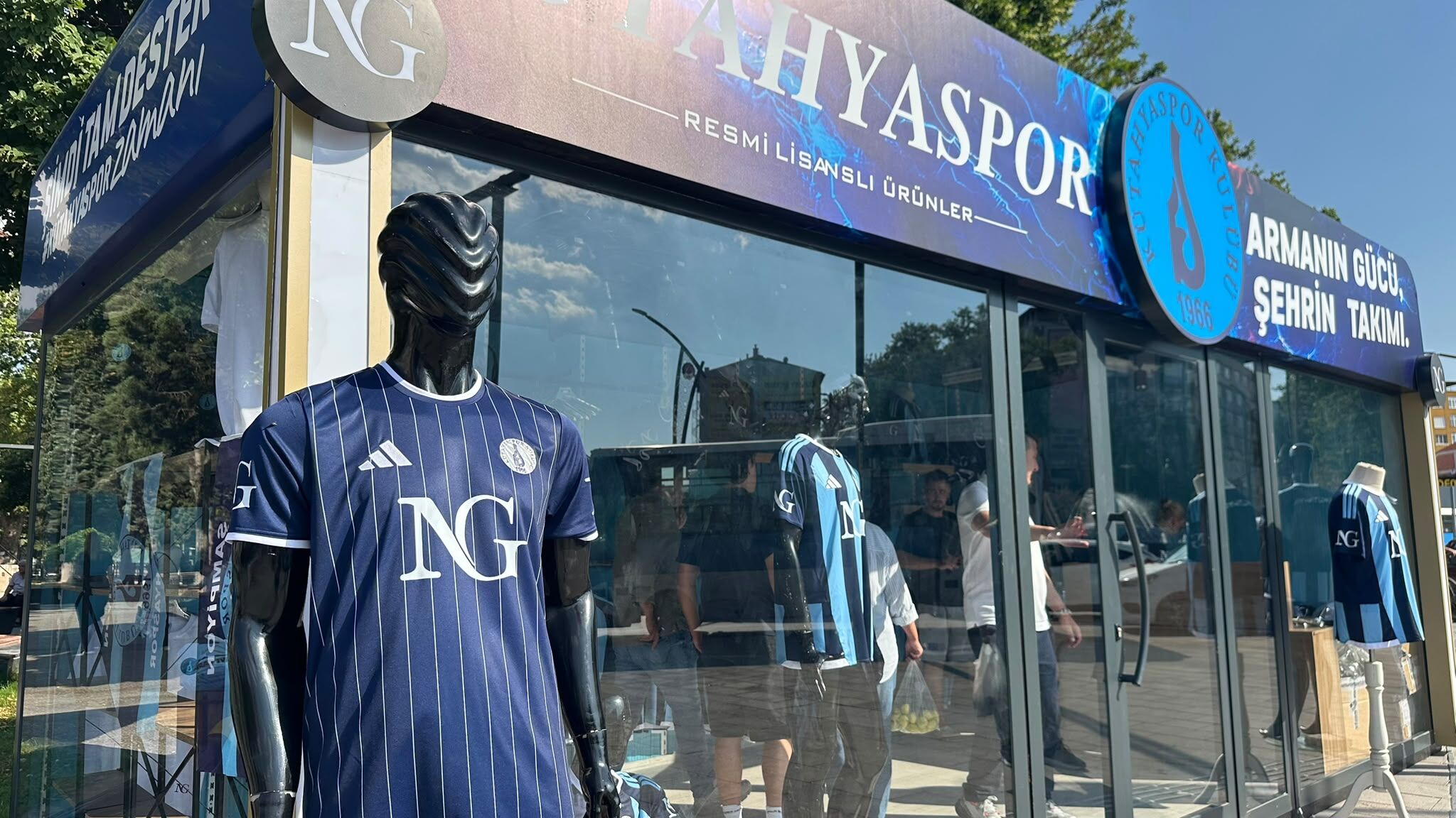 Kütahyaspor Store Mağazası Vatandaşları Bekliyor (1)