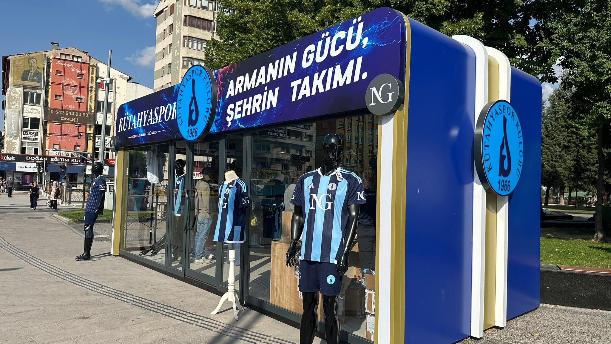 Kütahyaspor Store Mağazası Vatandaşları Bekliyor (2)