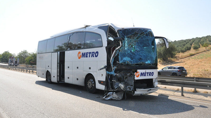 Manisa'da Yolcu Otobüsü Kamyona Çarptı 1 Ölü, 7 Yaralı (1)