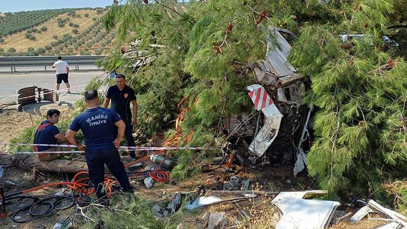 Manisa'da Yolcu Otobüsü Kamyona Çarptı 1 Ölü, 7 Yaralı (3)