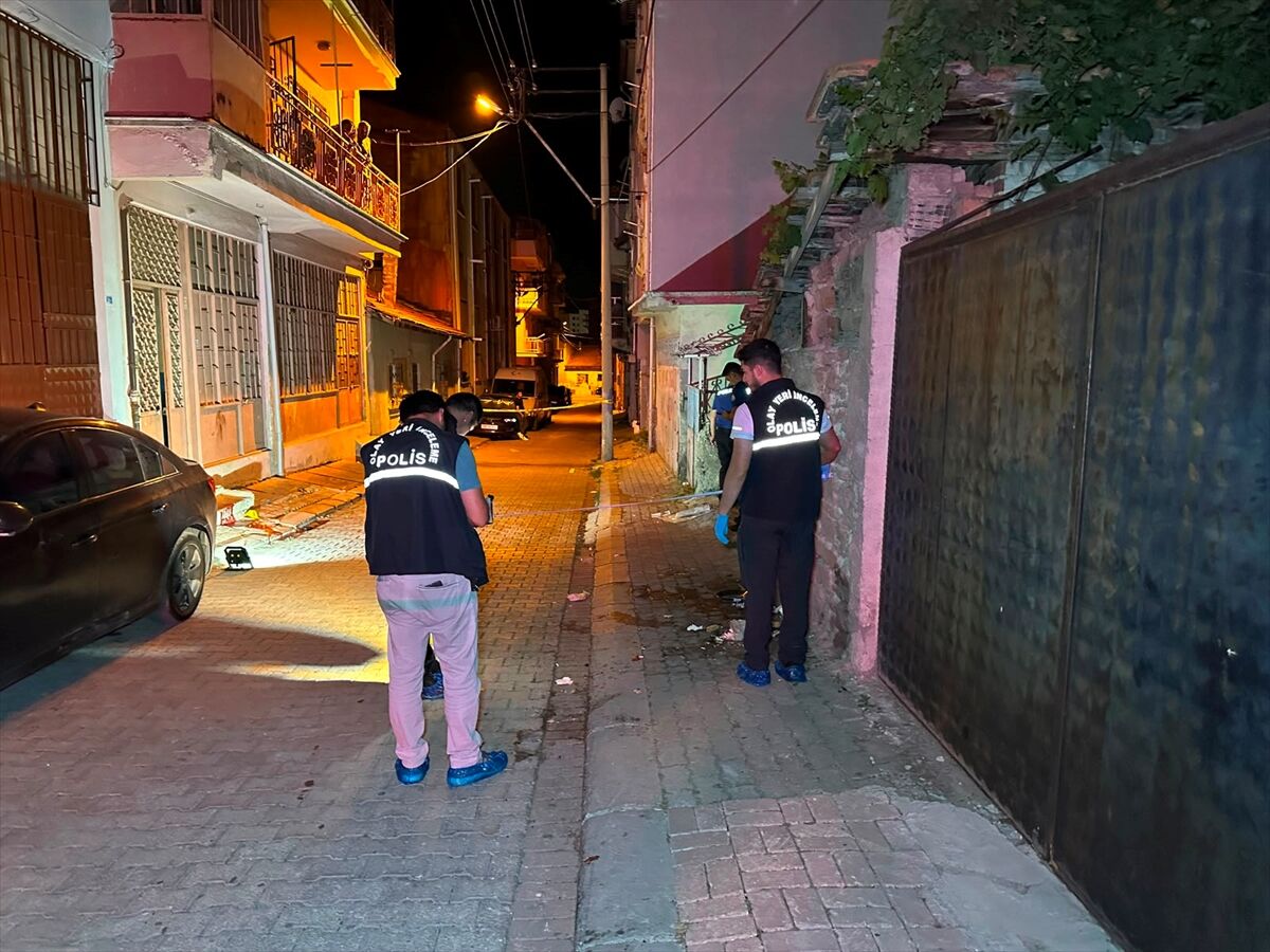 Uşak’ta Bıçaklı Ve Silahlı Kavga 1 Kişi Ağır Yaralandı (1)