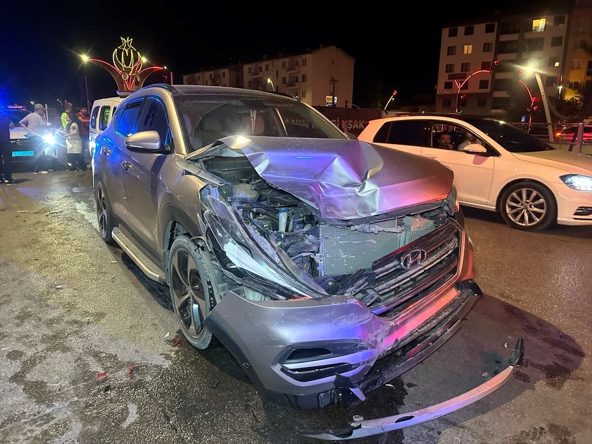 Uşak’ta Iki Otomobil Çarpıştı 2’Si Çocuk 6 Yaralı (2)