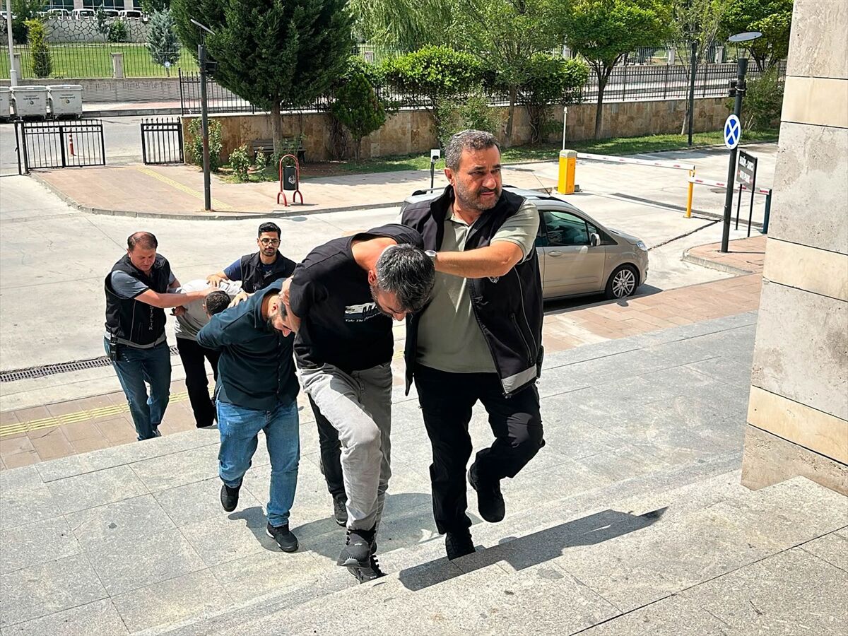 Uşak'ta Kuyumcu Soygunu 4 Şüpheli İstanbul'da Yakalandı (2)