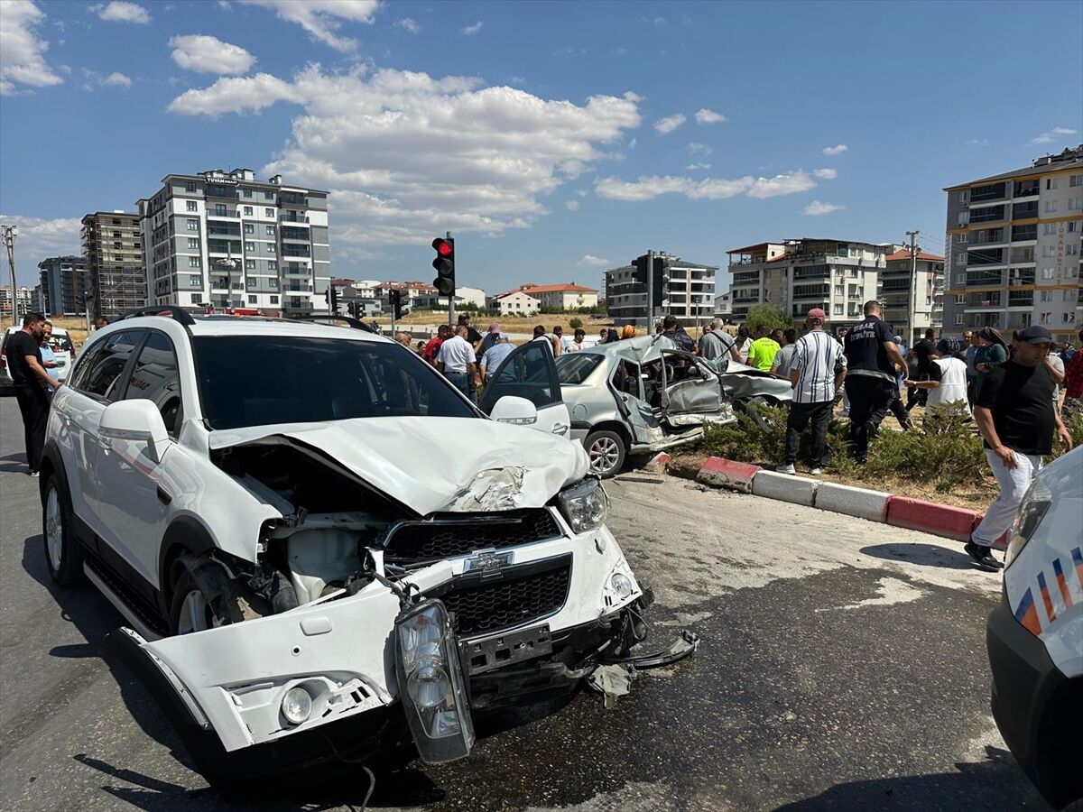 Uşak’ta Otomobil Ile Cip Çarpıştı 3 Yaralı (1)