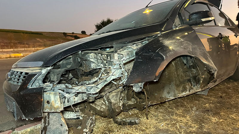 Uşak'ta Otomobil Refüje Çarptı, 2 Yaralı (1)