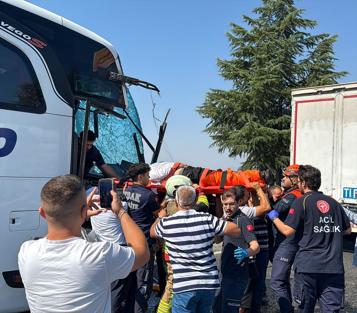 Uşak'ta Yolcu Otobüsü Kamyona Çarptı 8 Yaralı (1)