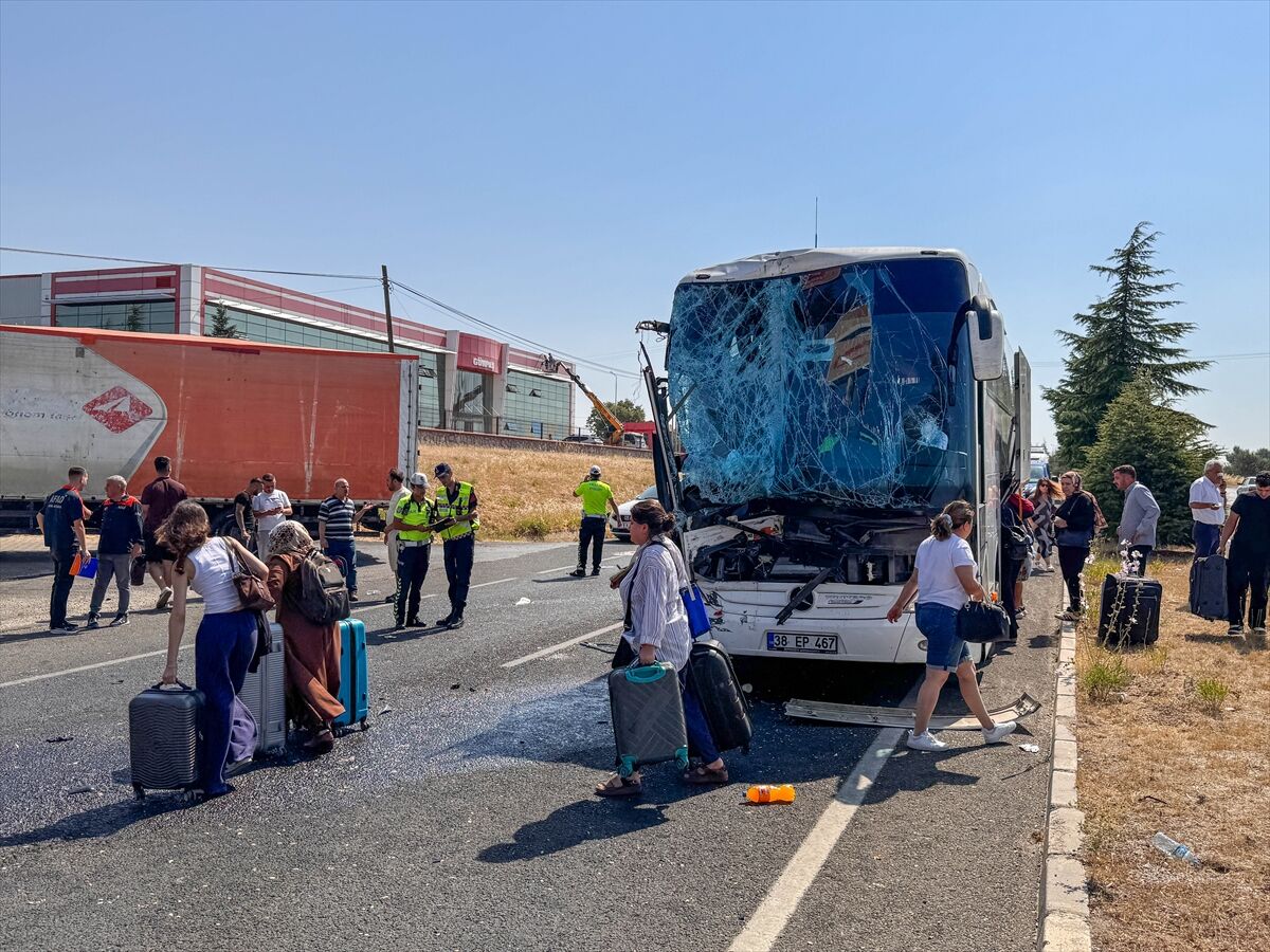 Uşak'ta Yolcu Otobüsü Kamyona Çarptı 8 Yaralı (2)