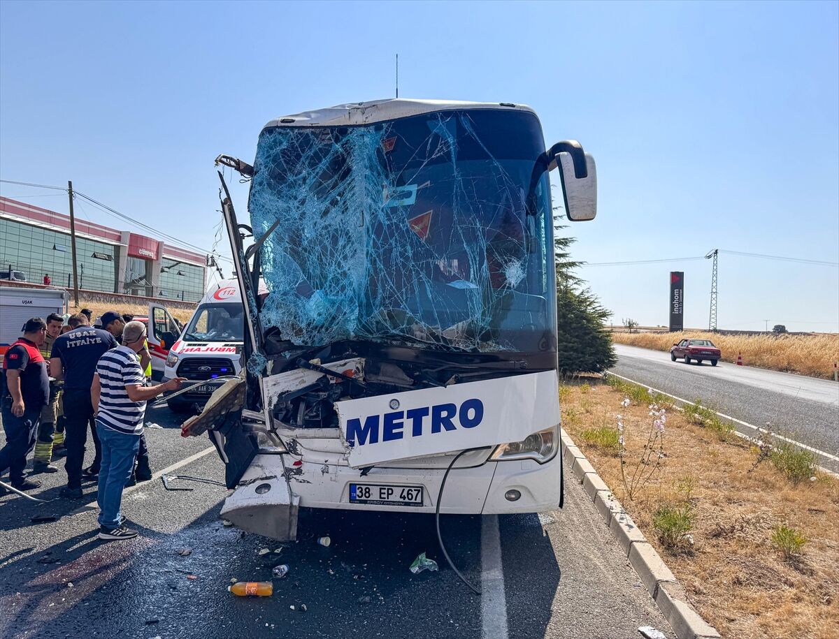 Uşak'ta Yolcu Otobüsü Kamyona Çarptı 8 Yaralı (4)