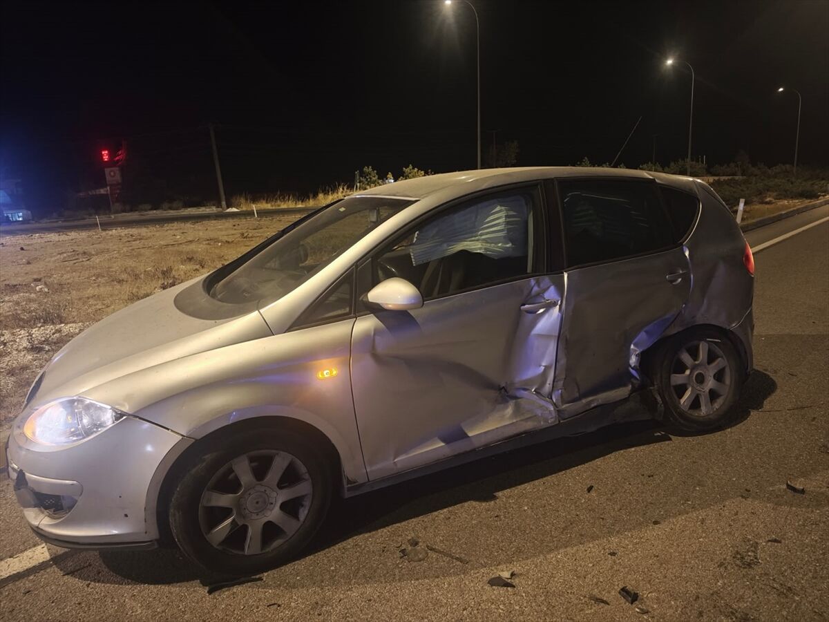 Afyonkarahisar’da Iki Otomobil Çarpıştı 8 Yaralı (2)