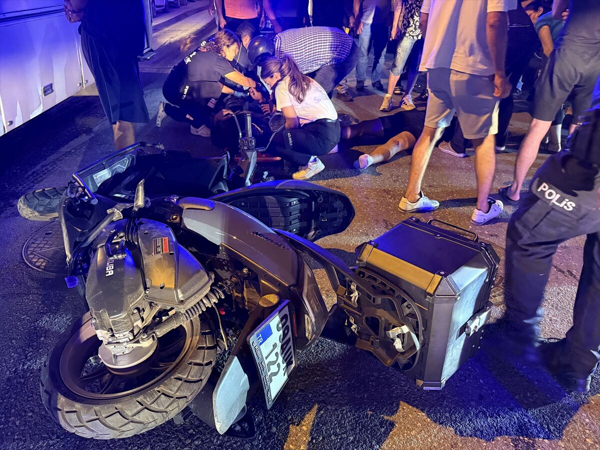 Aydın’da Kamyonetle Motosiklet Çarpıştı 2 Yaralı (1)