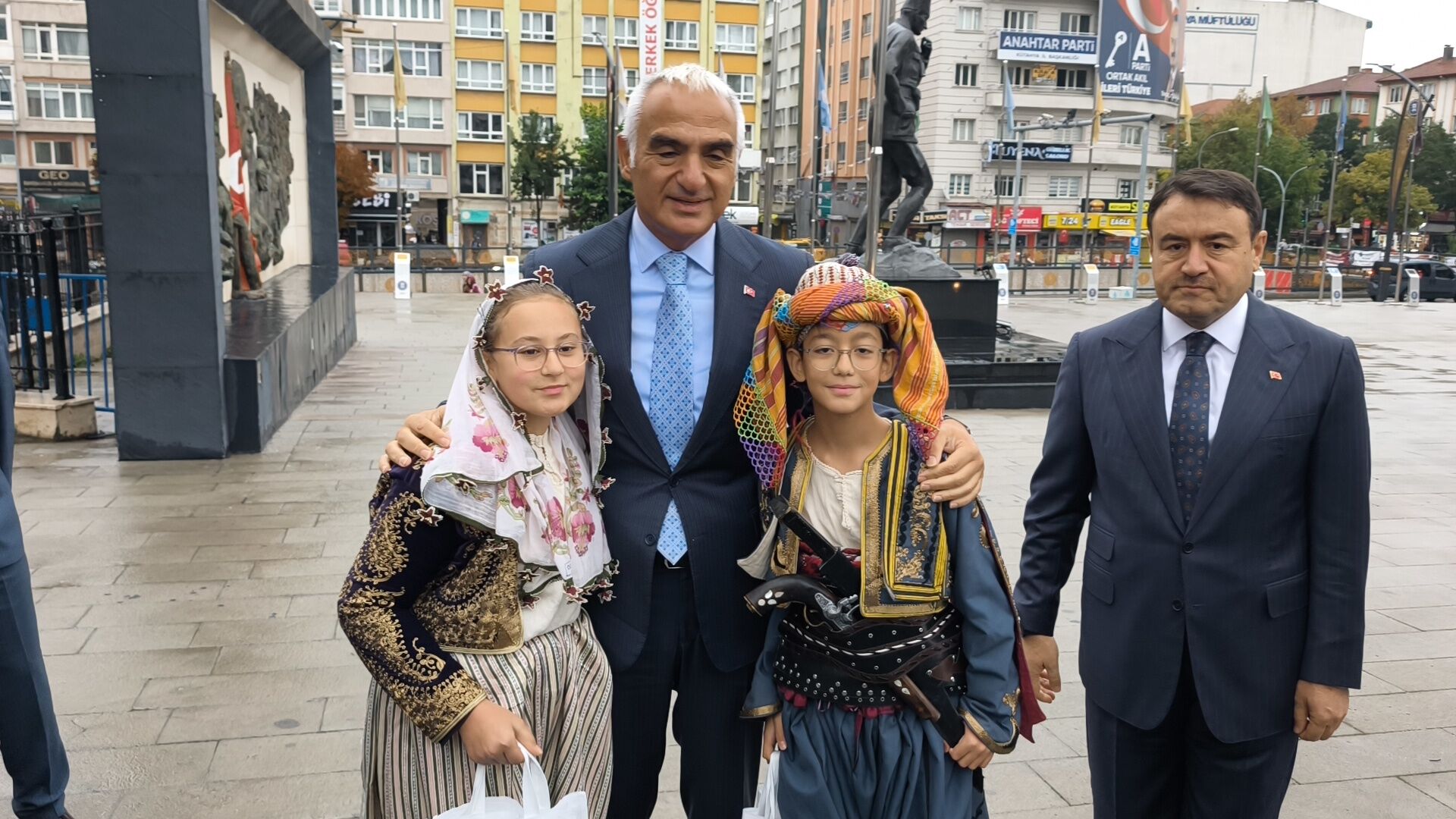 Bakan Ersoy, Kütahya Valisi Işın’ı Ziyaret Etti (4)
