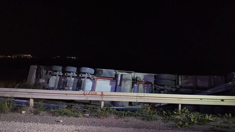Bursa’da Tır Ile Motosiklet Çarpıştı 2 Kişi Hayatını Kaybetti (4)