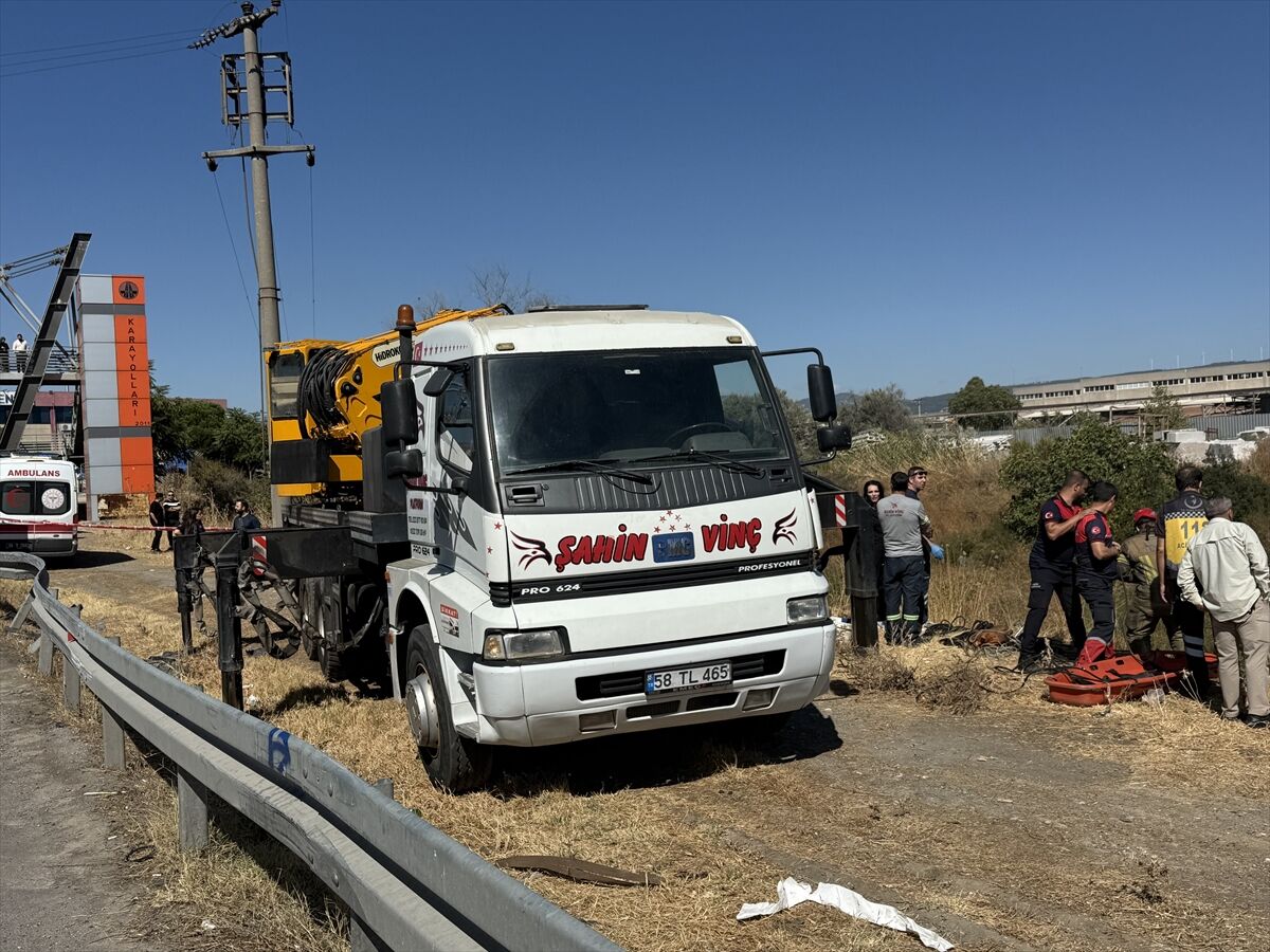 İzmir’de Otomobil Çaya Devrildi 1 Ölü, 2 Yaralı (1)
