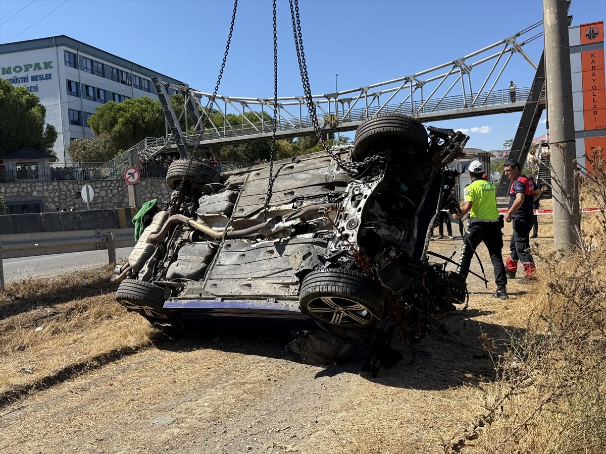 İzmir’de Otomobil Çaya Devrildi 1 Ölü, 2 Yaralı (3)